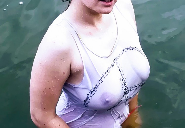 Жена после купания) Кто хочет кончить на ее грудь?