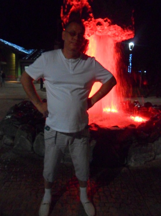 На фоне Цвето-музыкального фонтана