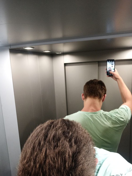 Решил в лифте сфоткаться)