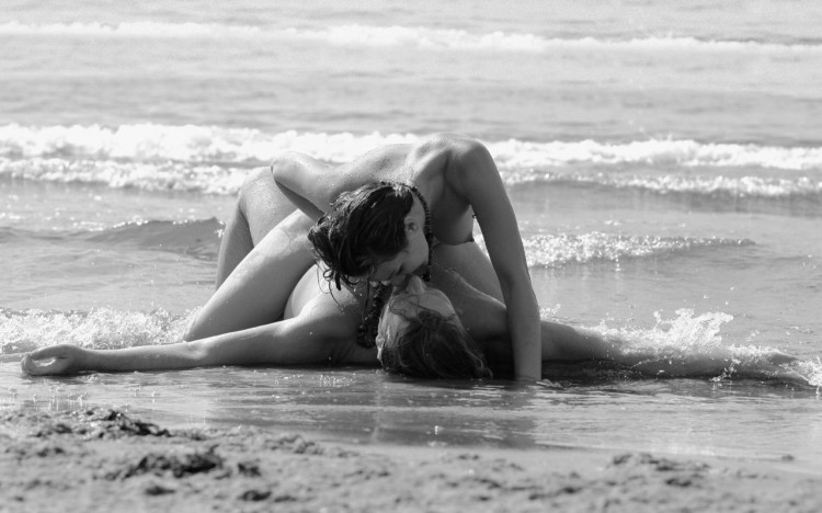секс на пляже на ласкающе накатывающих волнах