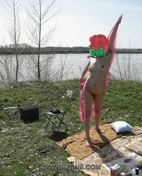 голая женщина на пикнике